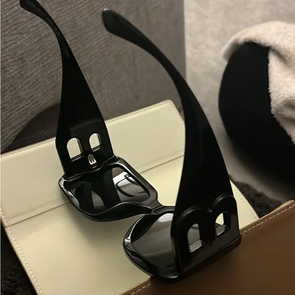Burberry Glossy Black Sunglasses display picture 1